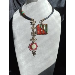 Открытое колье, основа проволока с памятью, японский лэмпворк, коралл