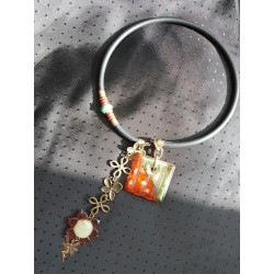 Открытое колье, основа проволока с памятью, японский лэмпворк, коралл